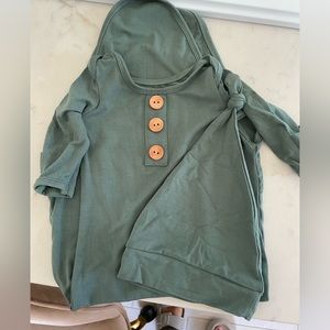 Caden Lane newborn knotted gown and hat set